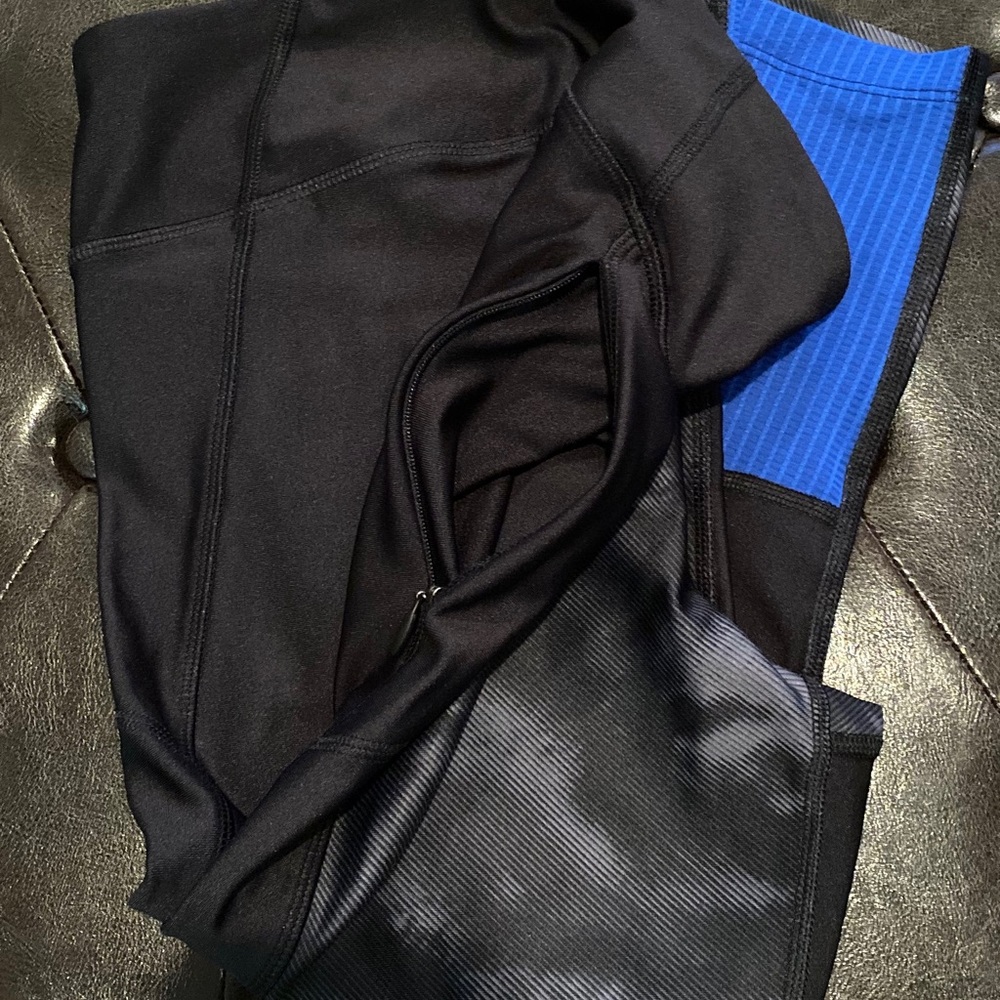 Under Armour Crop Mesh Legging - Picture 3 of 6